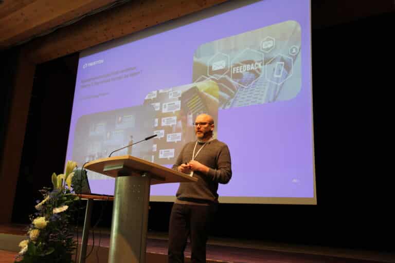 Georg Thanner hält seine Rede über Qualität im Tourismus